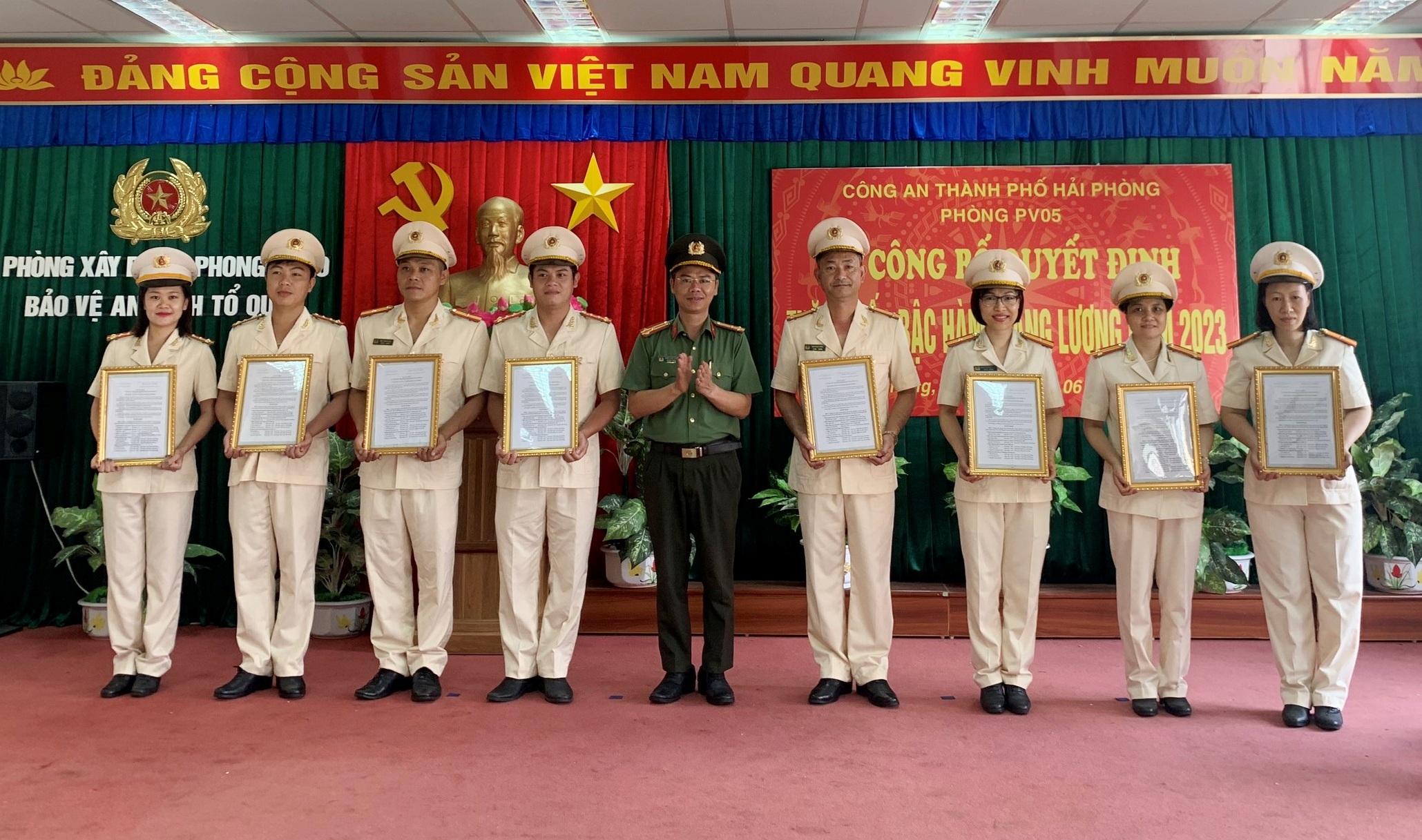 Phòng Xây dựng phong trào bảo vệ ANTQ: 9 CBCS được thăng cấp bậc hàm, nâng lương năm 2023